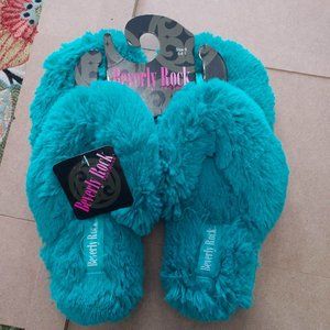 NWT Beverly Rock Footwear Fuzzy Thong Sandals Teal sz S 5-6 1/2